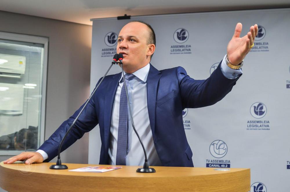 Deputado estadual Cabo Gilberto (PSL) é barrado na ALPB e participa de sessão do lado de fora