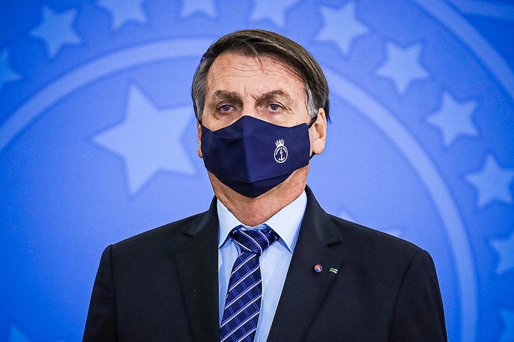 Bolsonaro cita novo aumento e diz quer discutir preço dos combustíveis na volta ao Brasil