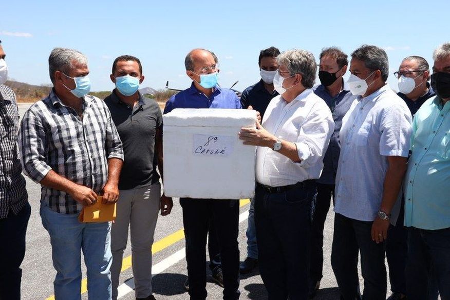 Em solenidade com Efraim Filho, João Azevêdo diz que eleição é em outubro de 2022 e que base encontrará 