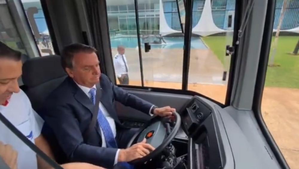 Presidente Jair Bolsonaro dirige ônibus elétrico 100% brasileiro