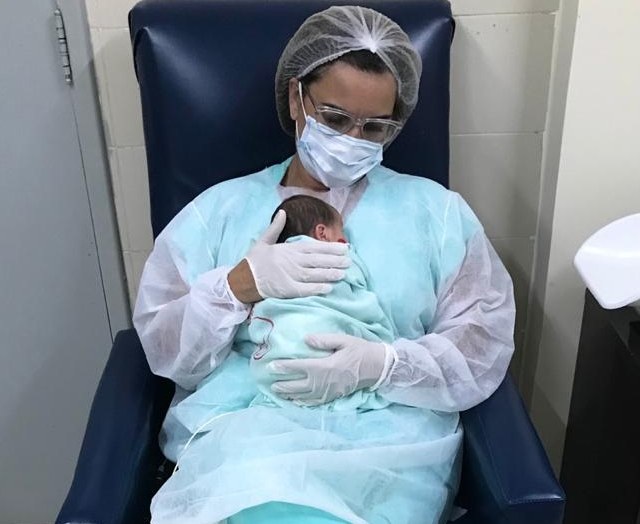 Pioneirismo: Assembleia aprova projeto que institui a “Hora do Colinho” na rede de Saúde do Estado