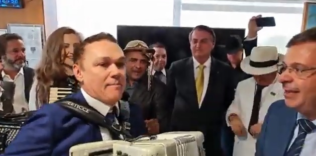 Forrozeiros Nordestinos surpreendem o Presidente Jair Bolsonaro com forró no Palácio do Planalto