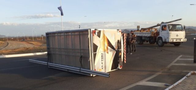Caminhão tomba no girador da BR-230, em Patos, e bate em outro veículo. Vídeo