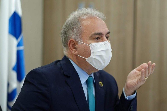 Ministro diz que Saúde vai recomendar vacinação de crianças com prescrição médica