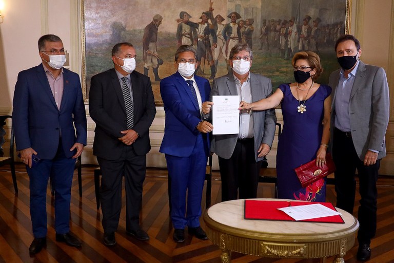 João Azevêdo autoriza redução da alíquota de ICMS do gás natural e beneficia indústria paraibana