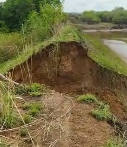 Chuva forte causa rompimento de barragem e águas alagam BR-230 no Sertão Paraibano