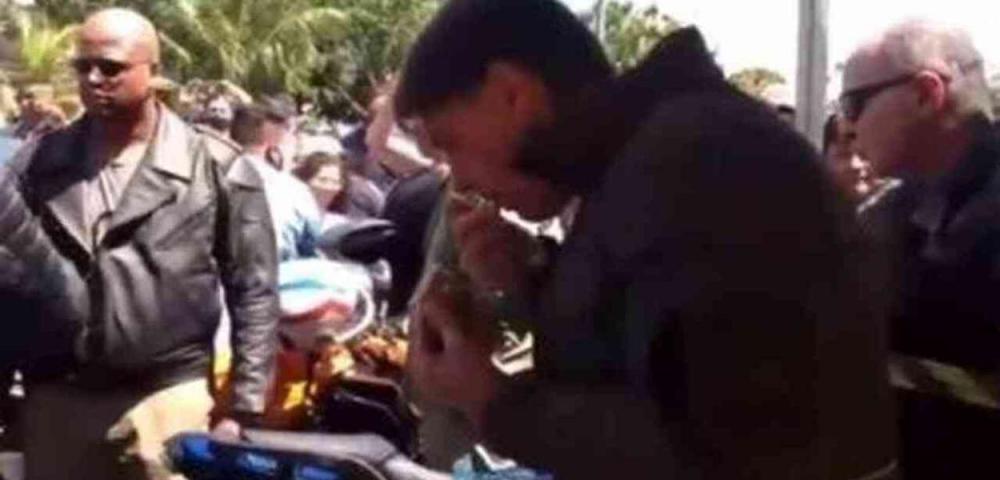 Sem máscara, Bolsonaro é impedido por vendedora de entrar em barraca de frango