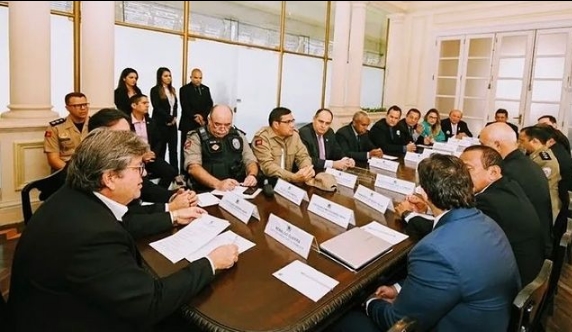 Governador sugere incorporação ‘paulatina’ da Bolsa Desempenho para policiais inativos da Paraíba
