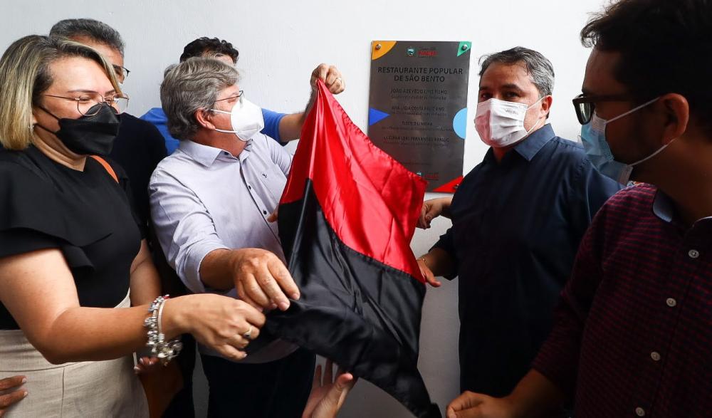 João Azevedo acompanhado de Efraim Filho entrega Restaurante Popular em São Bento
