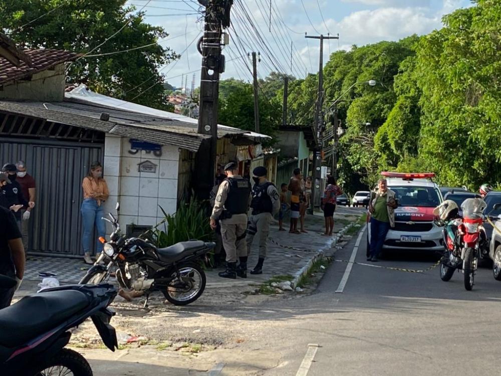 Garupa de moto executa piloto com veículo em movimento na Capital