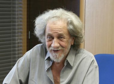 Cantor Baiano Elomar tem melhora progressiva e médico retira tubo de ventilação mecânica