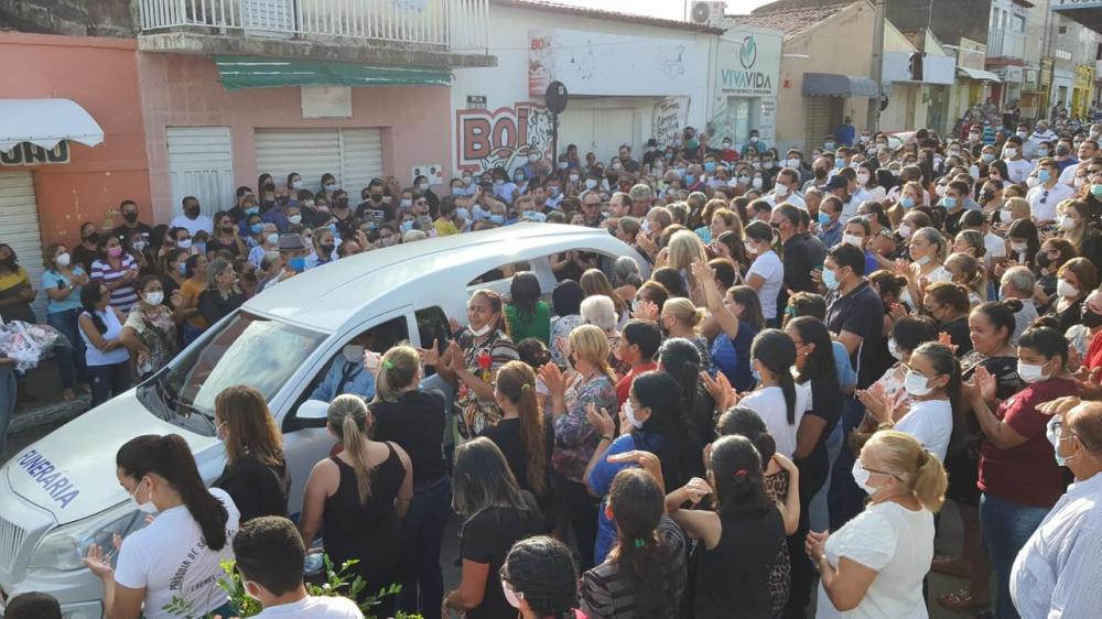 Estudante morta em João Pessoa, prima do ex-senador Eunício Oliveira, é sepultada no interior do Ceará