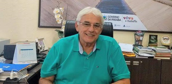 Efraim Morais entrega cargo a João Azevêdo