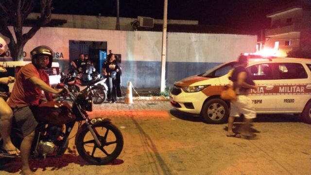 Professores e demais funcionários vivem momentos de terror após homens invadirem escola durante reunião e ameaçar atirar, em Patos