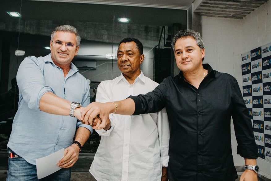 Dr. Damião assina ficha de filiação ao União Brasil