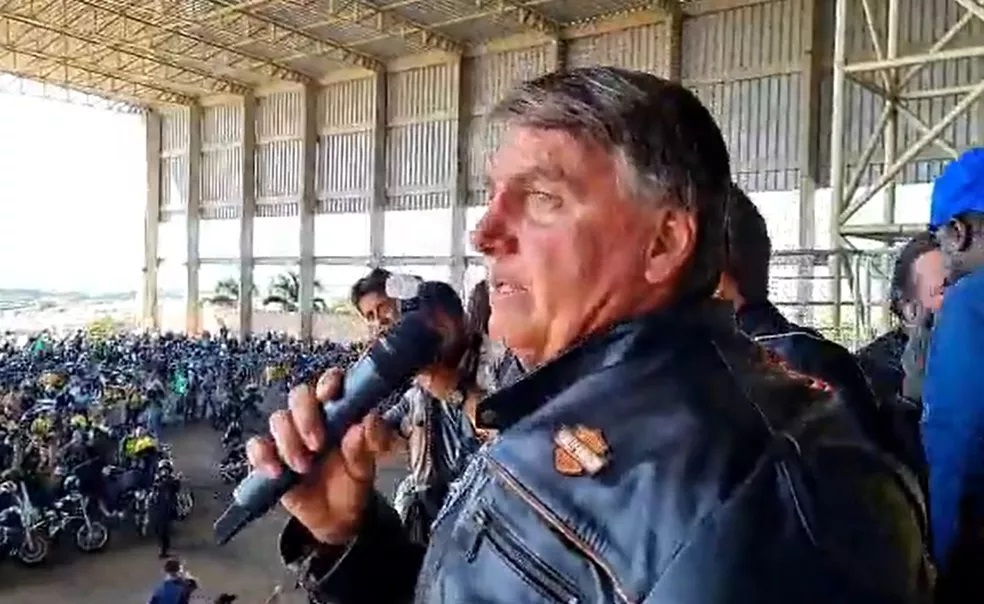 Bolsonaro ataca ministros do TSE por acordo com WhatsApp, fala em censura nas eleições e ameaça não cumprir medidas
