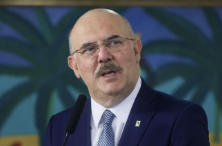 Arma de ex-ministro da Educação dispara e fere mulher em aeroporto