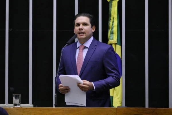 Câmara aprova emenda do deputado Hugo Motta e torna o Auxílio Brasil permanente