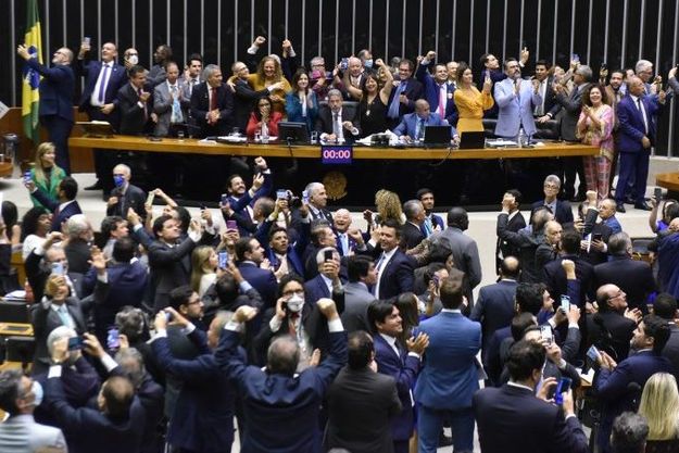Deputados Federais votaram e aprovaram projeto que cria o piso salarial da enfermagem 