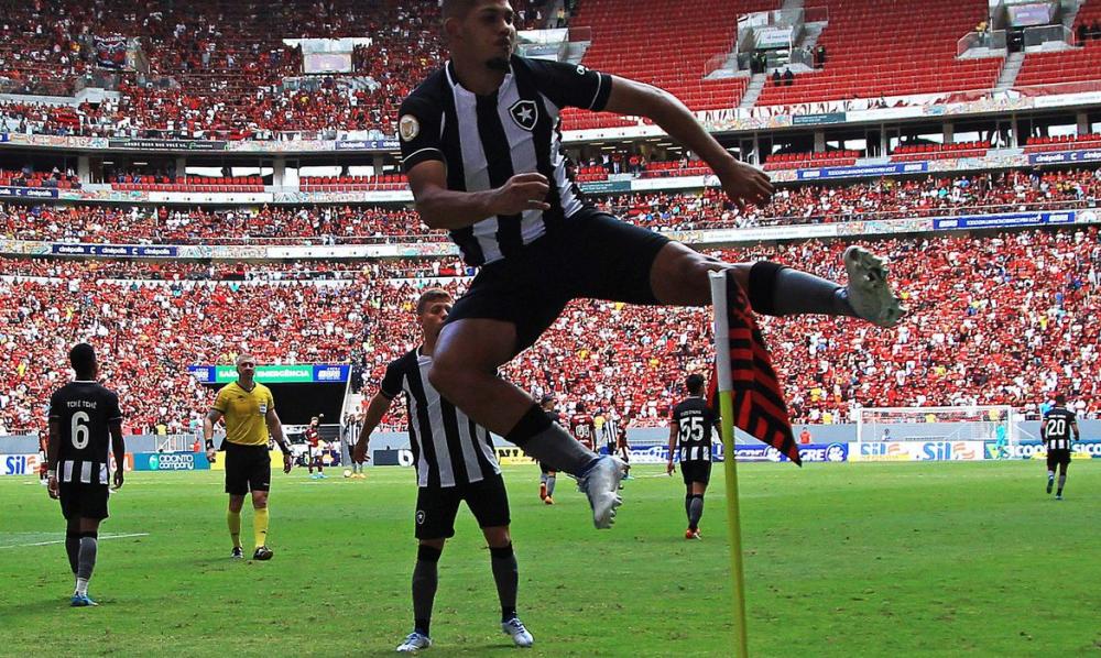 Botafogo cola no G4 vencendo o Flamengo no Mané Garrincha em Brasília pelo Brasileirão