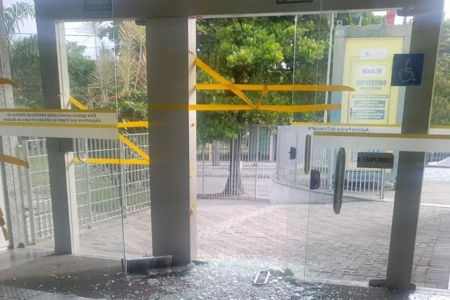 Bandidos roubam arma de segurança, celulares de clientes e dinheiro de agência bancária em Campina Grande