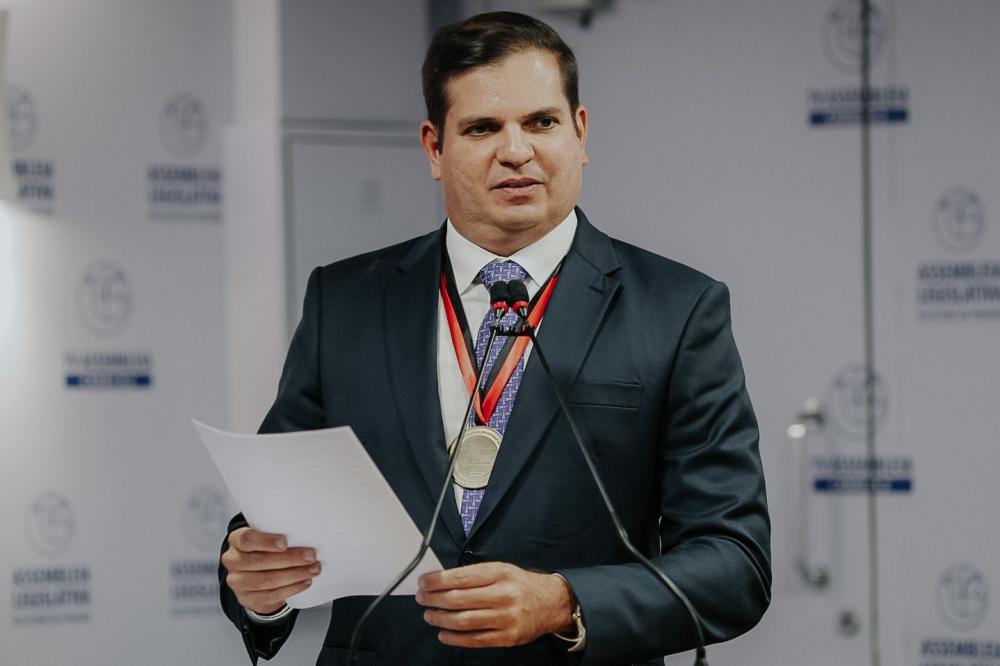 ALPB concede Cidadania Paraibana e Medalha de Honra ao Mérito a diretor-geral da Aneel