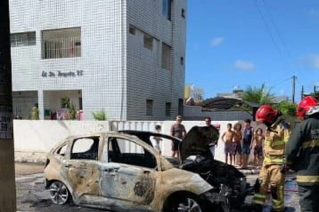 Mulher atropela e mata motoboy e populares ateiam fogo em veículo, na Paraíba.