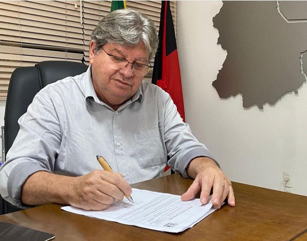 ​João Azevêdo anuncia pagamento de Maio e a 1ª parcela do 13º para todos os servidores públicos estaduais