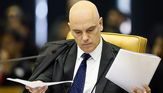 Moraes pede vista e suspende julgamento no STF sobre decretos das armas