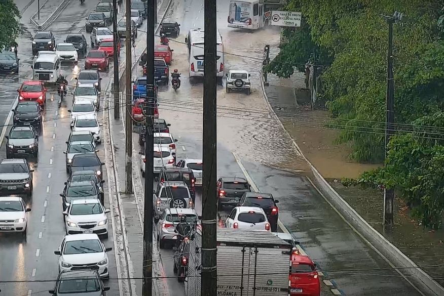 Rio Jaguaribe transborda e alaga trecho da Pedro II, em João Pessoa