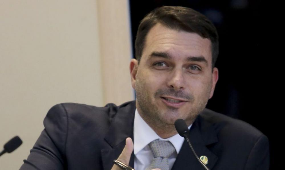 Flávio Bolsonaro assume arrecadação da campanha do pai e busca empresários