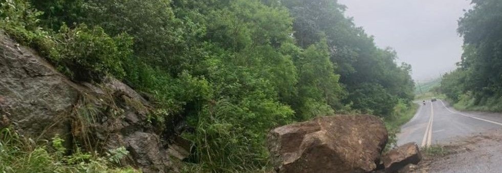 Devido as fortes chuvas que caem no Brejo, pedra desliza sobre estrada em Bananeiras