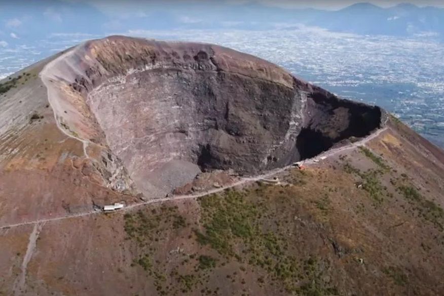 Turista americano cai no Monte Vesúvio ao tentar tirar uma selfie