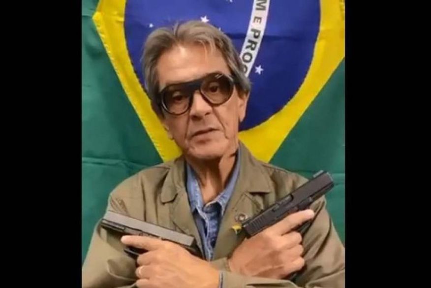 Após mais de 8 horas, Roberto Jefferson se entrega à polícia