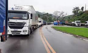 Caminhoneiros fecham estradas no Rio após vitória de Lula