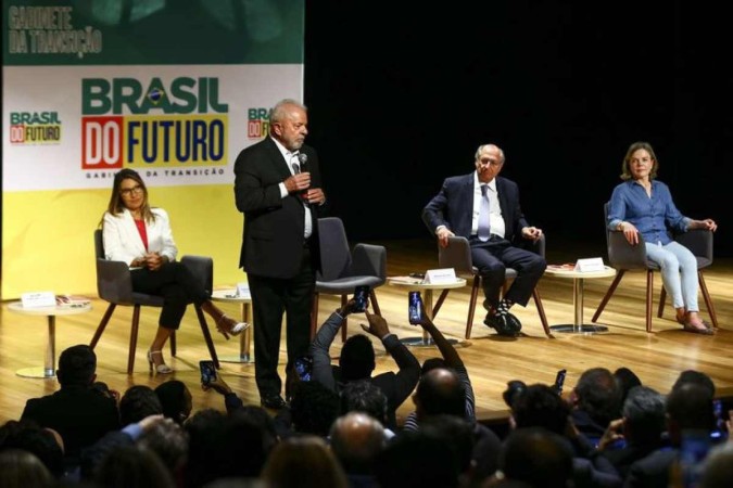 Lula vê papel humilhante das Forças Armadas e cobra desculpa de Bolsonaro