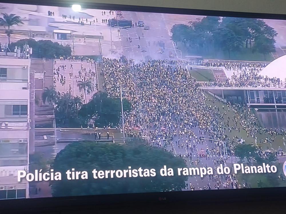 Manifestantes Bolsonaristas invadem Congresso, Planalto e STF e depredam os três poderes em Brasília