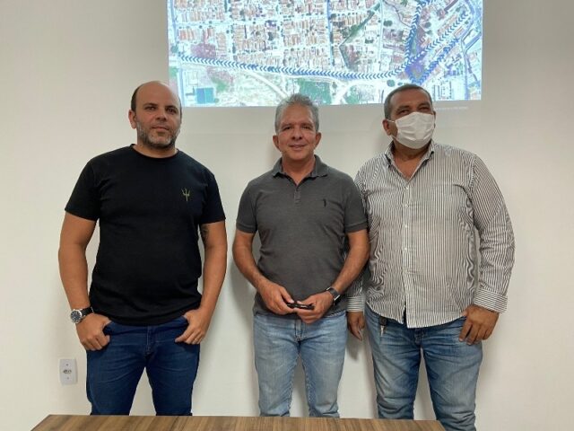 Prefeito de Patos realiza visita técnica para abertura de vias às margens da estação ferroviária