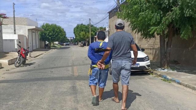Homem é preso em flagrante após esfaquear companheira na madrugada deste sábado, em Patos