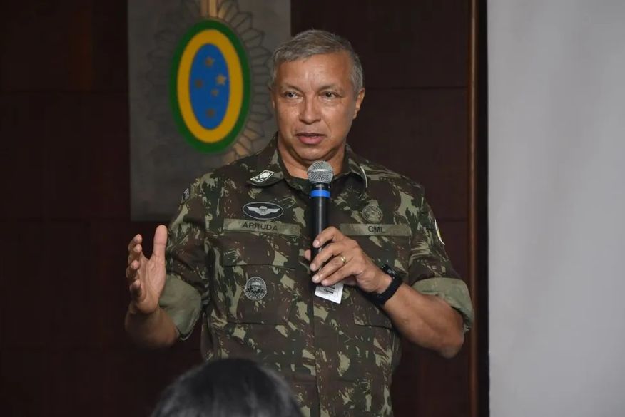 LULA demitiu o General Júlio César Arruda Comandante Geral do Exército e nomeia substituto