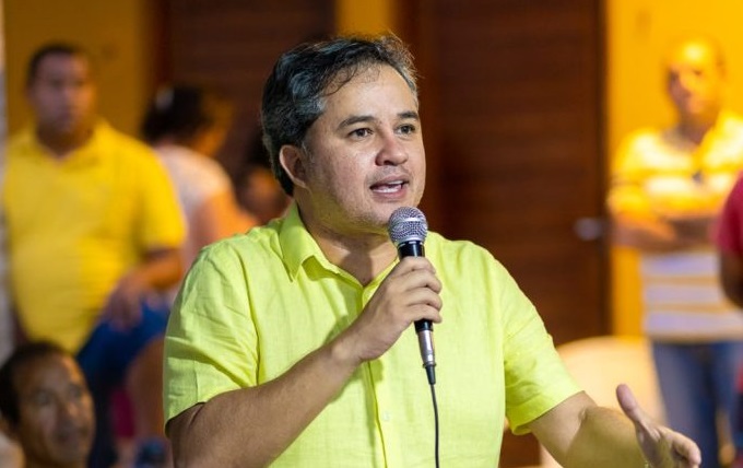 “Entra governo e sai governo e quem paga a conta é o povo”, diz Efraim Filho sobre aumento da gasolina
