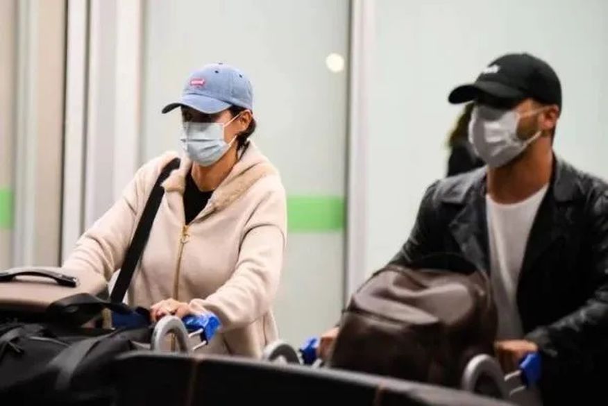 Sem o marido, Michelle Bolsonaro desembarca em Brasília após viagem aos Estados Unidos