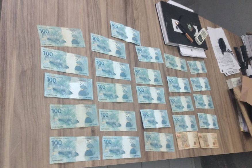 Polícia e Gaeco prendem delegada e escrivão da Paraíba acusados de extorquir policial federal