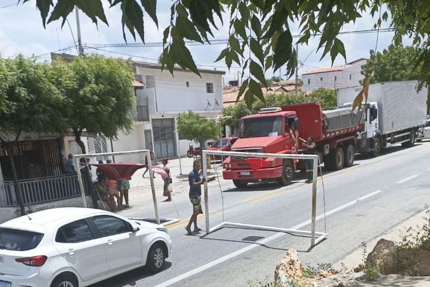 Moradores de Santa Luzia protestaram contra a falta de água bloqueando a BR-230 nesta quarta-feira