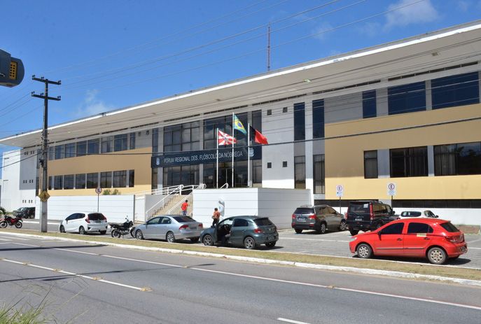 Mulher é esfaqueada pelo ex-marido ao sair de audiência em frente ao Fórum de João Pessoa