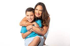 Mãe e filho autistas: o desafio de enfrentar as festas de carnaval