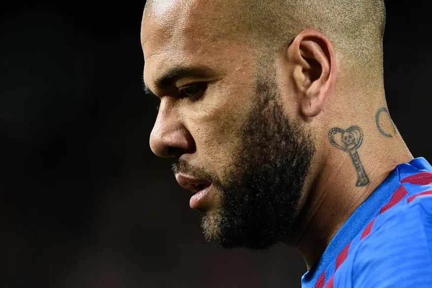 Pedido de prisão domiciliar de Daniel Alves é negado por Justiça da Catalunha