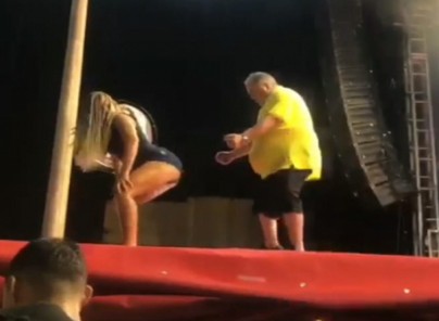 Secretário se empolga com dançarina de brega-funk e gera polêmica em município da Paraíba