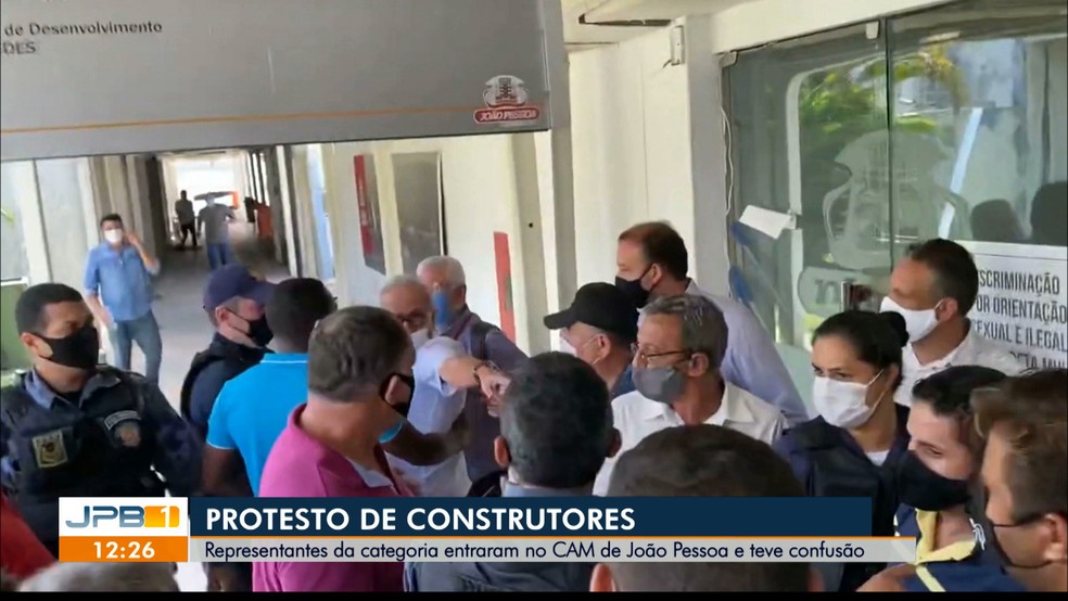 Profissionais da construção civil protestam na Prefeitura da Capital