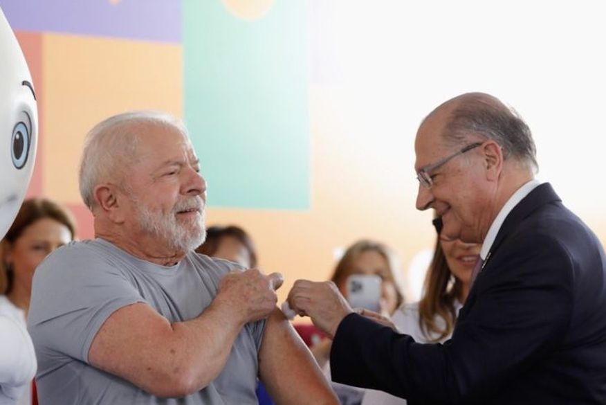 Lula é vacinado por Alckmin em lançamento de campanha de imunização